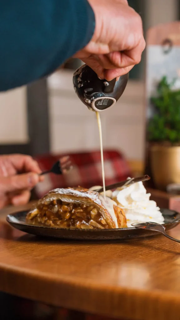 Vla eten tijdens koffietafel bij Pub Henry VIII in Valkenburg